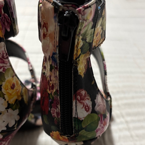 Steve Madden Black Floral Heels - Picture 6 of 11